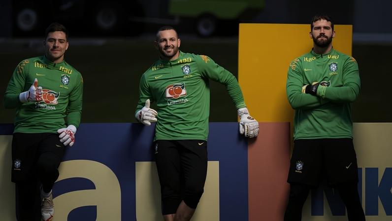 Ederson, Weverton e Alisson: trio repetirá feito de Gilmar e Castilho ao jogar junto duas Copas do Mundo consecutiva sem alteração nos escolhidos para o gol - (crédito: Lucas Figueiredo/CBF)