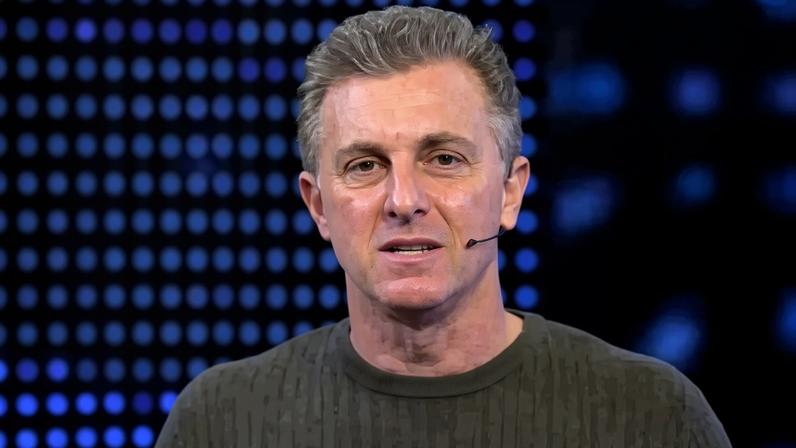 Luciano Huck comanda o Domingão com Huck na TV Globo, além de atuar como empresário e filantropo.