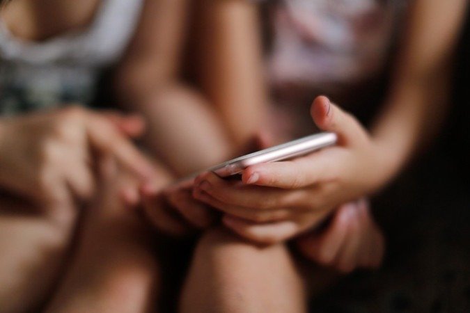 Governo já reclassificou outras redes: Kwai e TikTok passaram a não ser recomendados para menores de 16 anos, enquanto WhatsApp e Messenger subiram para 14 anos - (crédito: AdobeStock)