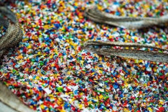 Os micro e nano plásticos mal são visíveis a olho nu - (crédito: Reprodução/Freepik)