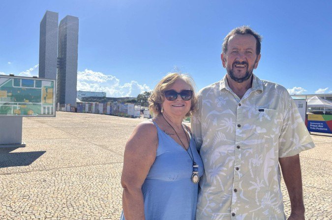 Solange e Walfredo vieram passar 10 dias em Brasília e se surpreenderam com a praça em obra - (crédito: Vitória Torres/CB)