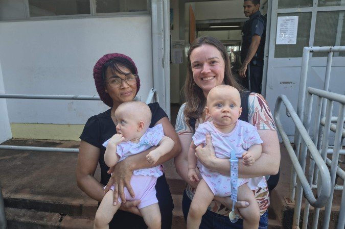 As gêmeas Briana e Liana, de 9 meses, tomaram a vacina da gripe pela primeira vez - (crédito: Artur Maldaner / CB / D.A Press)