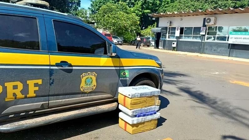 No compartimento destinado ao pneu reserva, à chave de roda e ao triângulo de sinalização, os agentes localizaram cinco fardos com maconha - (crédito: Reprodução: Polícia Rodoviária Federal (PRF))