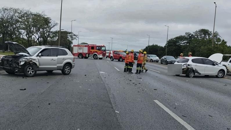 Colisão entre dois carros interdita Eixão e provoca congestionamento - (crédito: CBMDF/Divulgação)