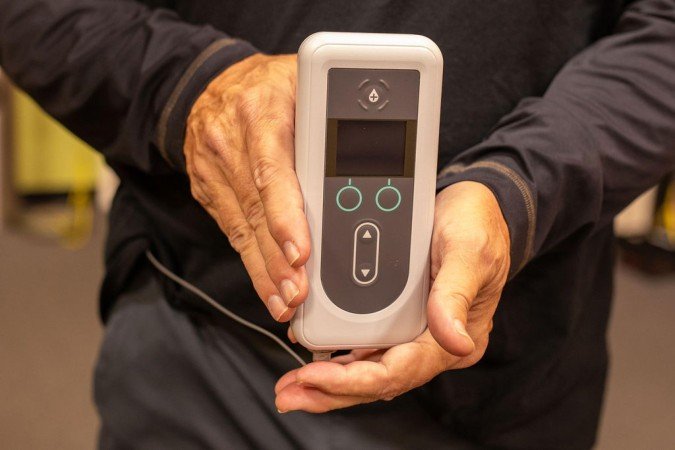 O tratamento da biofarmacêutica AbbVie utiliza uma bomba infusora vestível que administra a medicação de forma contínua por 24 horas.
