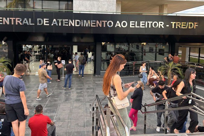 O Tribunal Regional Eleitoral teve fluxo intenso de eleitores às vésperas de o prazo ser encerrado - (crédito: Paulo Gontijo / CB Press)