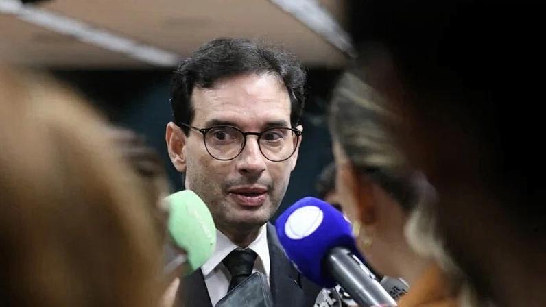 À imprensa, Prates disse que medida deve fortalecer a CLT - (crédito: Foto: Kayo Magalhães / Câmara dos Deputados)