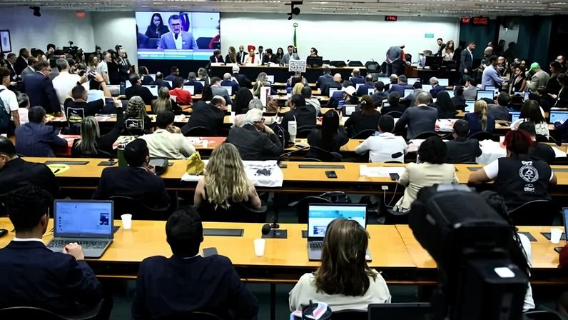 Texto da PEC está sendo debatido por comissão especial da Câmara dos Deputados - (crédito: Vinicius Loures/Câmara dos Deputados)