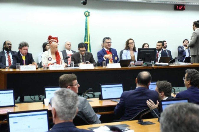 Relatório aprovado pela comissão especial reduz jornada para 40 horas semanais, garante duas folgas e prevê transição gradual sem corte salarial