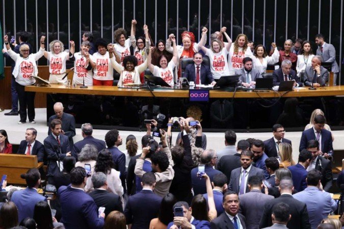 Celebração da aprovação da PEC que acaba com a escala 6x1 no plenário da Câmara: a bola agora está com o Senado - (crédito: Bruno Spada/Câmara dos Deputados)