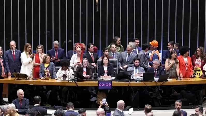 Sessão da Câmara que aprovou o fim da escala 6x1, com apoio de ampla maioria dos deputados. No Senado, oposição tentará derrubar a PEC - (crédito: Bruno Spada/Câmara dos Deputados)