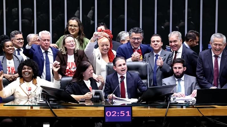 Hugo Motta presidiu a sessão que aprovou a redução da jornada de trabalho e o fim da escala 6x1 - (crédito: Bruno Spada/Câmara dos Deputados)