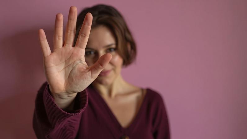 O agravante será aplicado quando o crime ocorrer "em razão da condição de mulher"