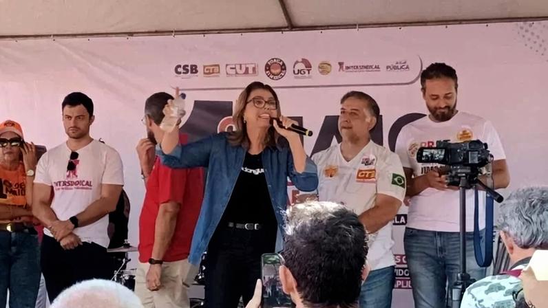 A senadora Leila Barros (PDT-DF) discursou em manifestação do Dia do Trabalhador, no Eixão Sul. - (crédito: Raphael Pati/CB/D.A Press)