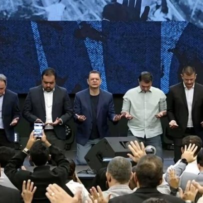 Flávio Bolsonaro recebe apoio de Malafaia em culto no RJ