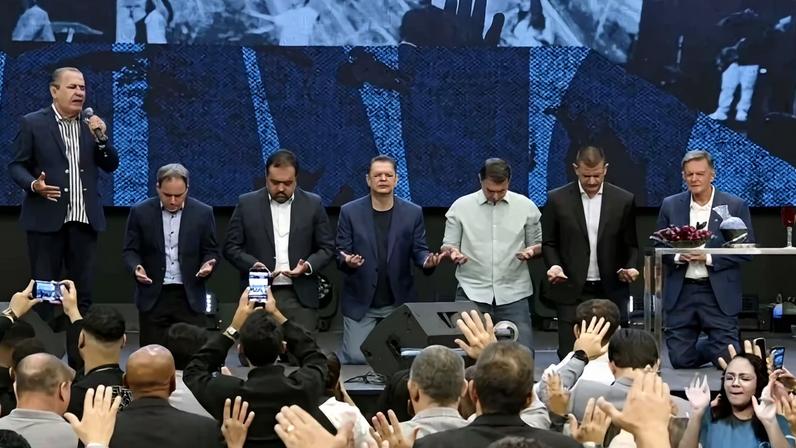 Flávio Bolsonaro (PL-RJ) e aliados se ajoelharam no palco da igreja localizada na zona norte do Rio, em culto na manhã deste domingo (3) - (crédito: Reprodução/YouTube)