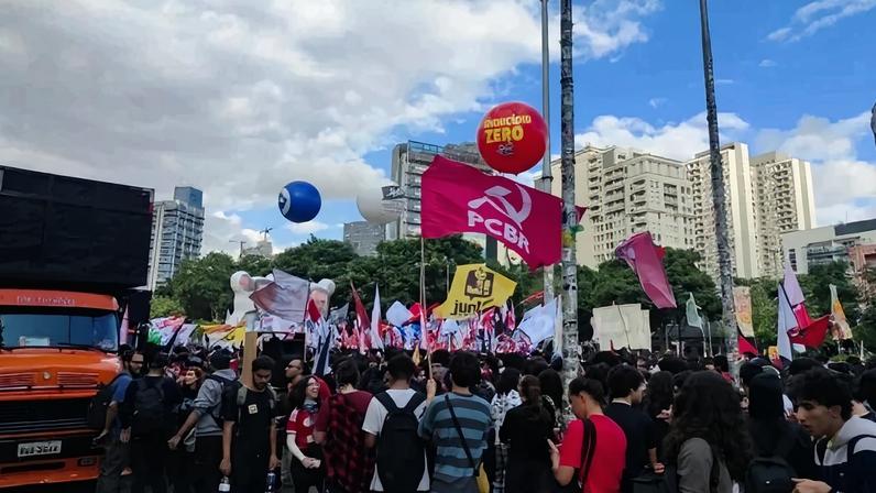 O ato começou às 14h e seguia em andamento por volta das 19h - (crédito: Reprodução/Instagram @dceusp)
