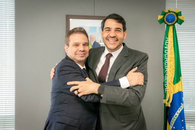 Advogado-Geral da União (AGU), Jorge Messias, e ministro da Justiça e Segurança Pública, Wellington César Lima e Silva, publicam foto em meio a rumores de divisão do ministério - (crédito: Reprodução/Redes Sociais)