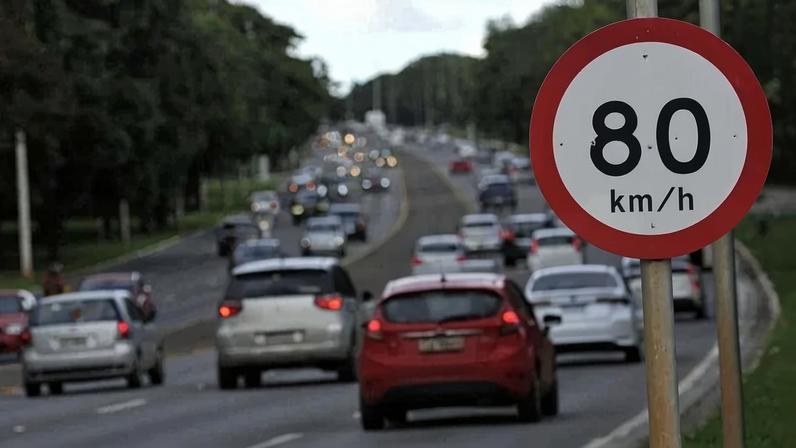 Em áreas urbanas, a maior velocidade recomendada é de 50km/h - (crédito: Minervino Júnior/CB/D.A.Press)