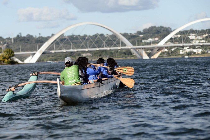 Projeto social Filhos da Nação que promove saúde mental para as crianças através do esporte de remo no Lago Paranoá.
