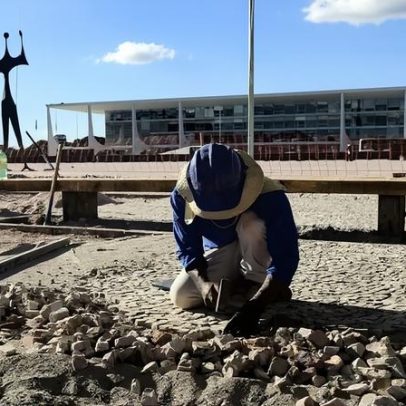 Restauração da Praça dos Três Poderes avança com foco na preservação