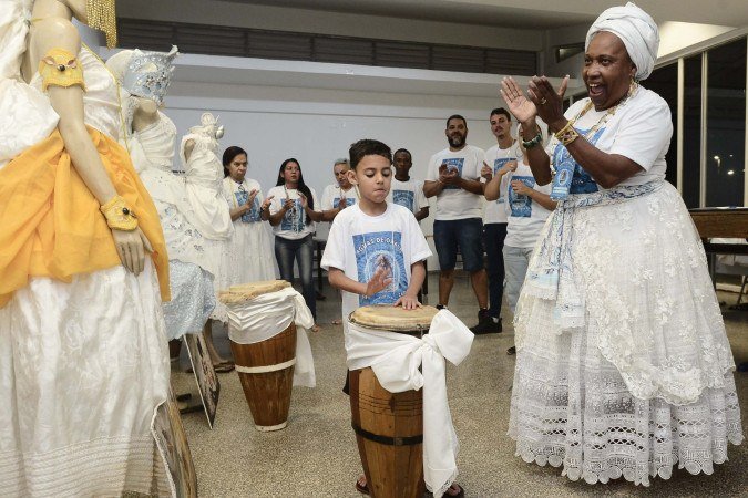 O projeto Águas de Oxalá, idealizado por Mãe Frances de Oyá, promove rituais de lavagem e oficinas formativas para combater a intolerância, preservar o patrimônio afro-brasileiro e estimular o empreendedorismo
