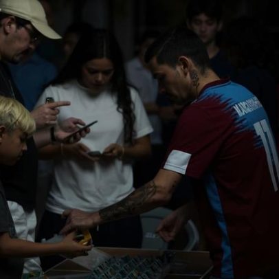 Brasilienses transformam figurinhas da Copa em coleção de afetos