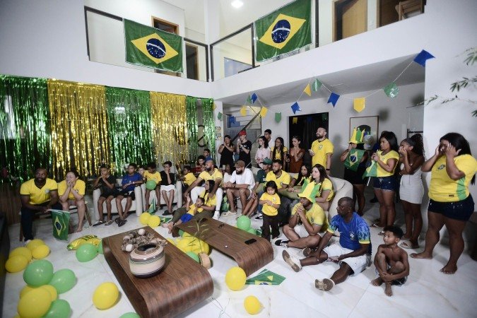 Sala da casa da mãe de Igor Thiago virou arquibancada da Seleção - (crédito: Minervino Júnior/CB/D.A.Press)
