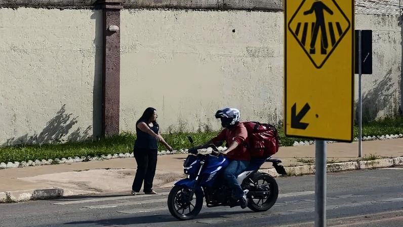 Pedestres reclamam que muitos não respeitam a faixa, mesmo diante do sinal de parada - (crédito: Minervino Júnior/CB/D.A.Press)