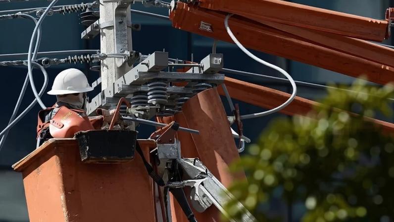 29/03/2026. Crédito: Minervino Júnior/CB/D.A Press. Brasil. Brasilia - DF. Manutenção na rede de energia elétrica da CEB Neoenergia no SIG - (crédito: Minervino Júnior/CB/D.A.Press)