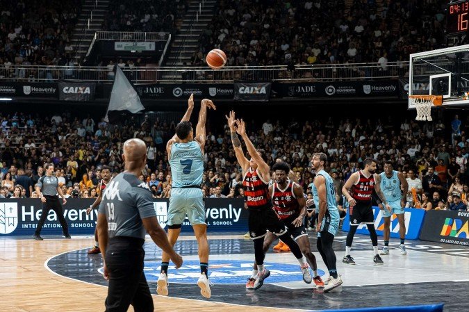 Em um "tudo ou nada" que revive as finais mais icônicas do NBB, as camisas mais tradicionais do basquete nacional duelam nesta sexta-feira sob a expectativa de novo recorde de público. - (crédito: Matheus Maranhão / CAIXA Brasília @mmaranhaofoto)