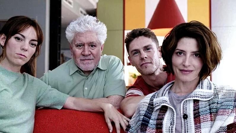 Victoria Luengo, Pedro Almodóvar, Patrick Criado e Bárbara Lennie em Natal Amargo - (crédito: Warner/Divulgação)