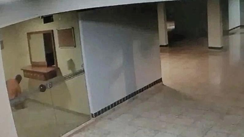 Suspeito escalou janela e cortou a rede de proteção para acessar o imóvel - (crédito: Material cedido ao Correio)
