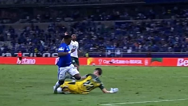 Momento em que Villarreal se choca com Tadeu. O goleiro salva o gol, mas sai com suspeita de fratura na perna esquerda - (crédito: Foto: Reprodução de TV)