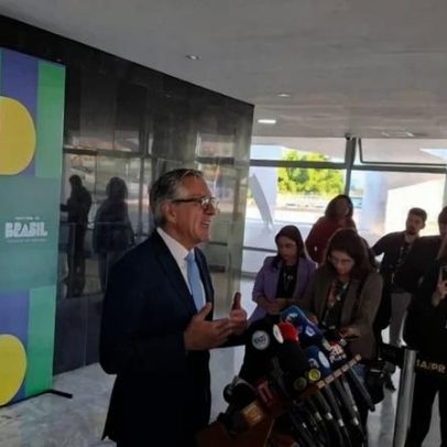 Padilha chama Flávio Bolsonaro de Bolsonarinho e o vincula a hospitais do RJ