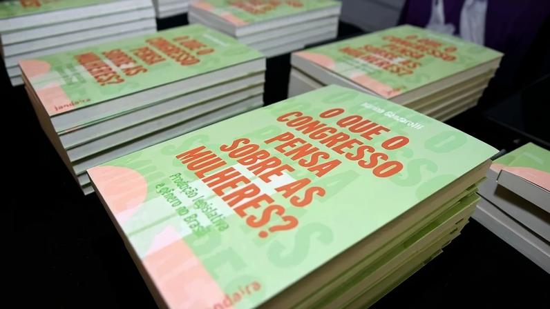 Livro pesquisa legislações voltadas às mulheres no Brasil - (crédito: Divulgação)