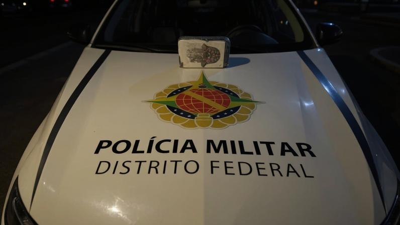 Porção de cocaína estava armazenada em pacote com o símbolo da mão de Deus, proteção contra o mau-olhado - (crédito: Divulgação/PMDF)