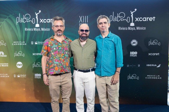 Ao meio com camisa verde está Eduardo Serrano, editor de 'O agente secreto', celebra vitória no México: "Viva o cinema"