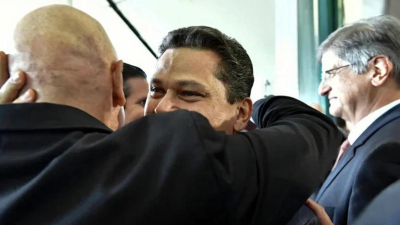 Moraes e Alcolumbre se cumprimentam. Nos bastidores, atuação coordenada entre o ministro e o senador para que o nome de Messias fosse vetado