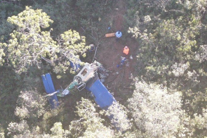 Aeronave que pulverizava canavial caiu em mata às margens da BR-365, em João Pinheiro (MG), no Noroeste do estado - (crédito: Divulgação/ CBMMG)
