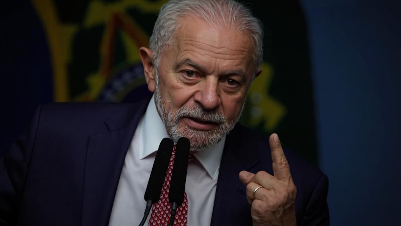No mesmo dia em que cobrou uma educação em defesa da mulher, Lula assinou medidas que obriga as redes a se anteciparem à difamação feminina - (crédito: Fabio Rodrigues-Pozzebom/ Agência Brasil)