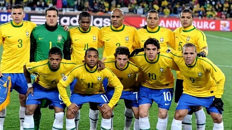 Time do Brasil na estreia da Copa de 2010, contra a Coreia do Norte. Luís Fabiano no canto direito inferior - (crédito: AFP / ANTONIO SCORZA)