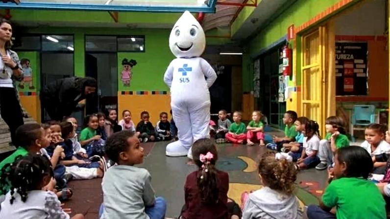 A imagem mostra uma ação de vacinação de alunos de escolas da rede municipal em Belo Horizonte; não vacinar os pode colocar outras crianças em risco - (crédito: Edesio Ferreira/EM/D.A)