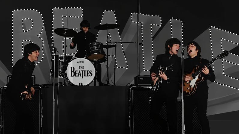Esta foto tirada em 30 de junho de 1966 mostra a banda britânica The Beatles, (da esquerda para a direita) Paul McCartney, Ringo Starr, George Harrison e John Lennon - (crédito: JIJI PRESS / AFP)
