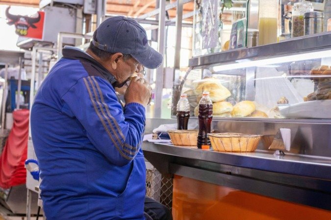 Homem se alimenta em Arequipa, no Peru: na América Latina, obesidade está associada ao baixo acesso a opções saudáveis - (crédito: Ernesto Rosas/Pexels/Divulgação )