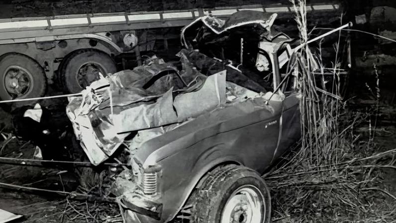 Opala em que Juscelino viajava ficou completamente destruído na batida. Conclusão é de que o carro foi preparado e o motorista dopado - (crédito: Reprodução)