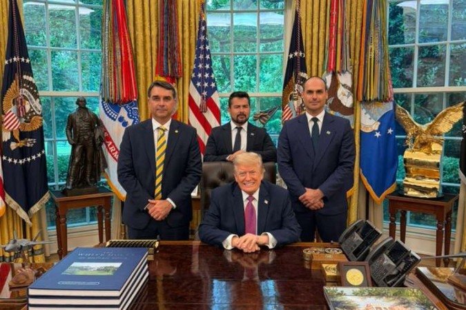 Flávio e Eduardo Bolsonaro com Trump - (crédito: Divulgação)