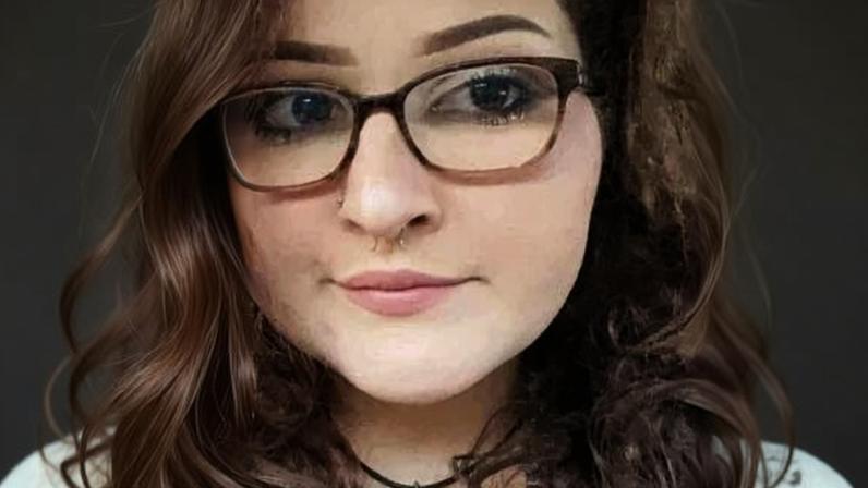 Jovem aspirou piercing sem perceber, sofrendo com fortes tosses por quase um ano - (crédito: People)