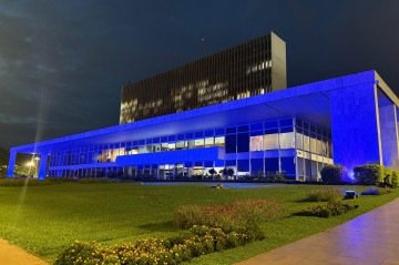 Palácio do Buriti é iluminado em ação global pela eliminação do câncer do colo do útero - (crédito: Divulgação)