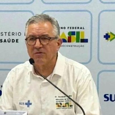 Ministro da Saúde critica gestão da pandemia e cita Flávio Bolsonaro